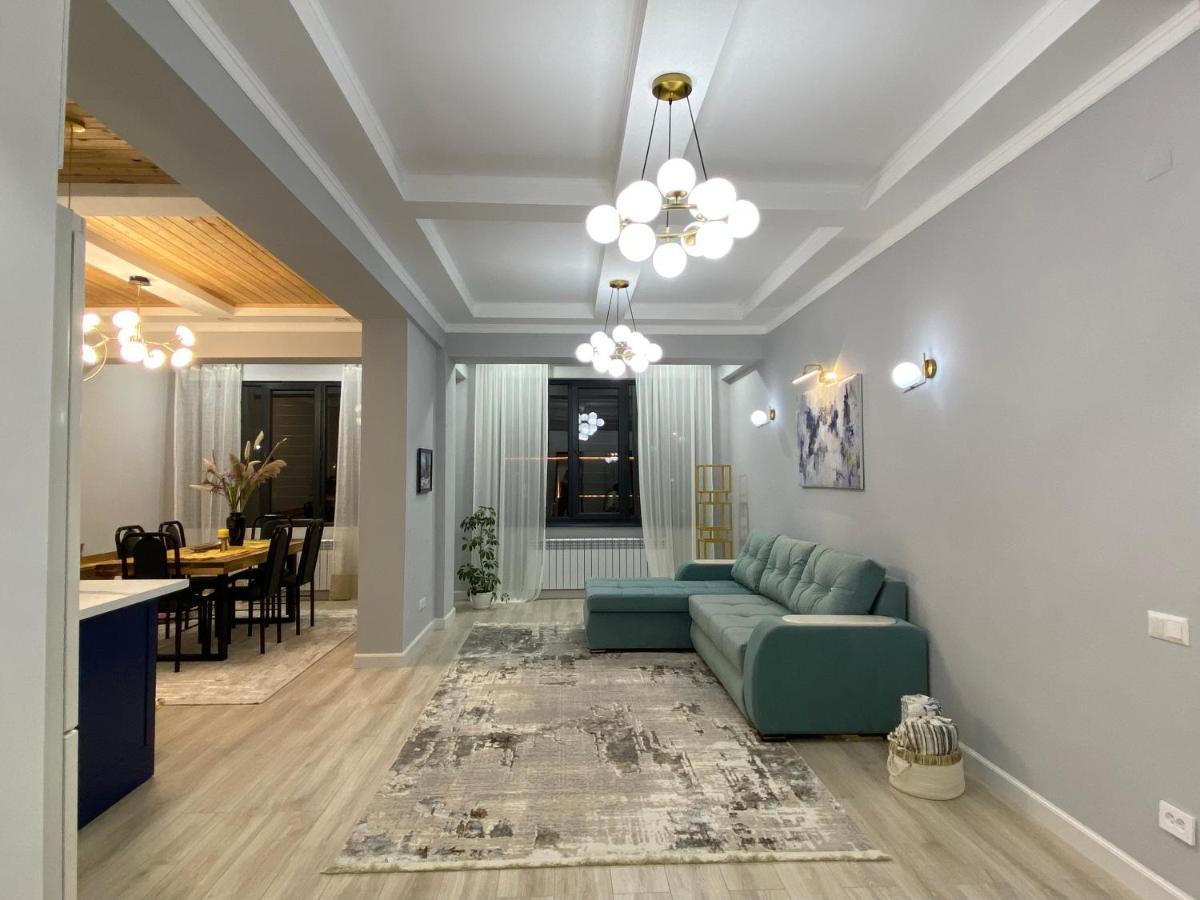 Bird'S Nest - Apartment In Downtown Karakol Esterno foto